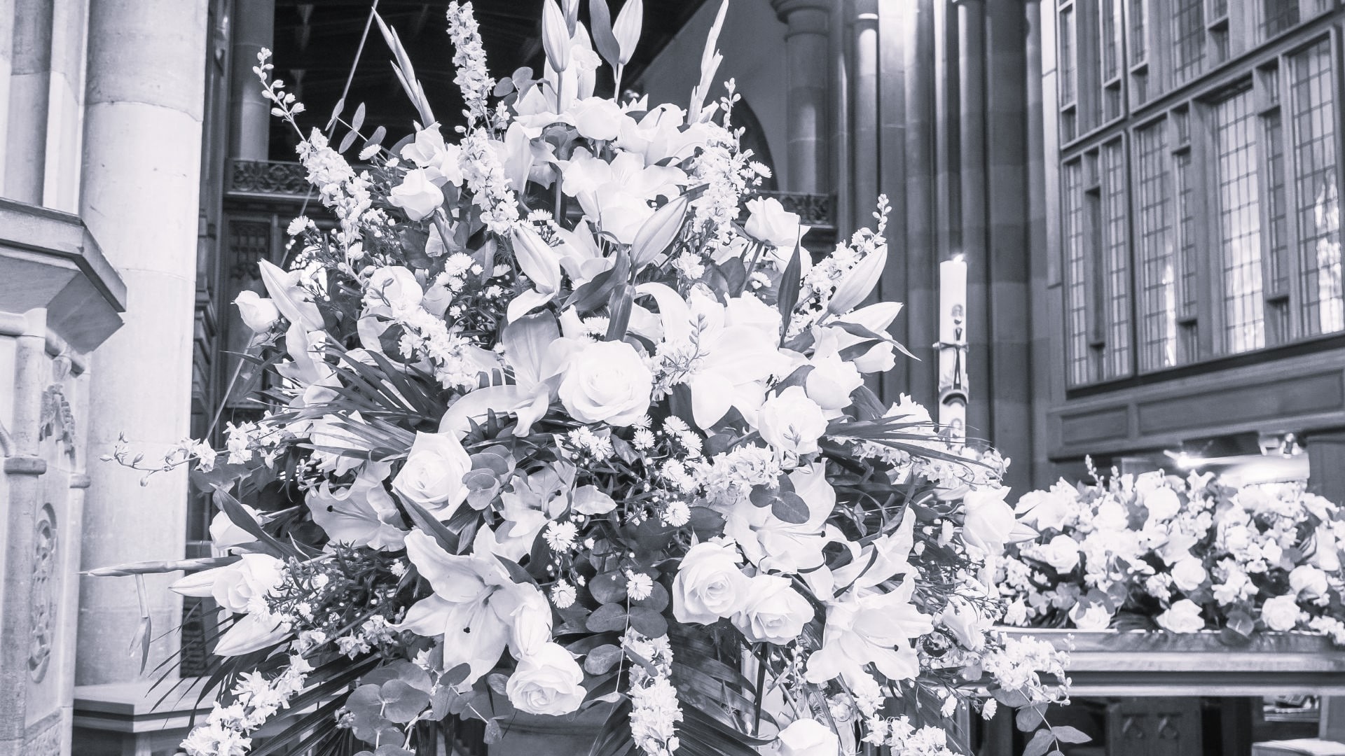 Magnifique bouquet de fleurs, signe d'organisation de cérémonies en collaboration avec des fleuristes. Les Pompes Funèbres Mouginoises interviennent sur les secteurs de Grasse, Mougins et Le Cannet.